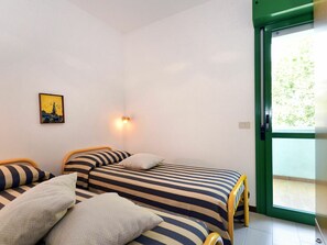 1 bedroom, travel cot, bed sheets