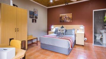 Comfort dubbelrum - 1 dubbelsäng - pentry | 1 sovrum, värdeförvaringsskåp på rummet och individuell inredning