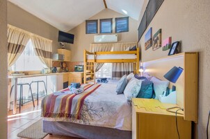 Family Room, Multiple Beds | Bathroom | Shower, rainfall showerhead, free toiletries, hair dryer