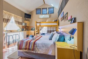 Family Room, Multiple Beds | Bathroom | Shower, rainfall showerhead, free toiletries, hair dryer