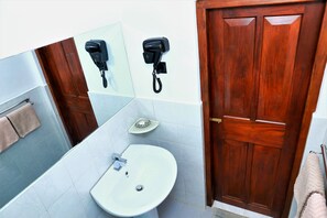 Deluxe Double Room | Bathroom | Shower, hair dryer, towels, soap