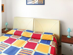 2 bedrooms, travel crib, bed sheets