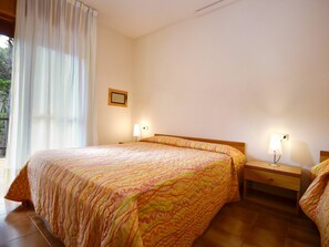 1 sovrum, resesäng och sängkläder