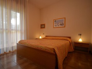 2 bedrooms, travel crib, bed sheets