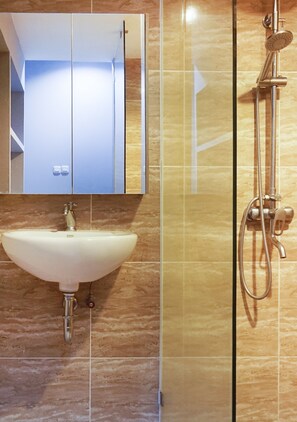 Kahden hengen deluxe-huone | Kylpyhuone | Suihku, pyyhkeet