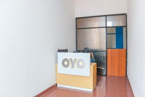 Reception - OYO 2547 Assirot Residence (Jakarta)