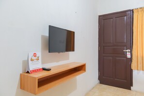 Deluxe Double Room | Television - OYO 2547 Assirot Residence (Jakarta)