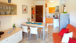Un espacio habitable funcional con comedor, cocina y zona de estar.