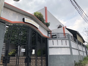 A building with a sign reading "WISMA KHAZRI KHZ". - OYO 2770 Zleepy Wisma Khazri (Dramaga)