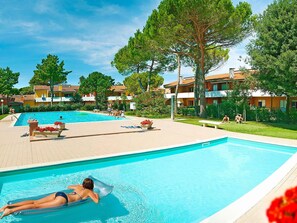 Pool - Lovely apartment for 6 guests with WIFI, A/C, pool, TV, terrace and pets allowed (Bibione)