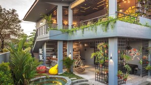 A modern building with a rooftop garden, outdoor seating, and a hot tub. - 7Room Villa in central Seminyak | Private Pool & 7BR (Kabupaten Badung)