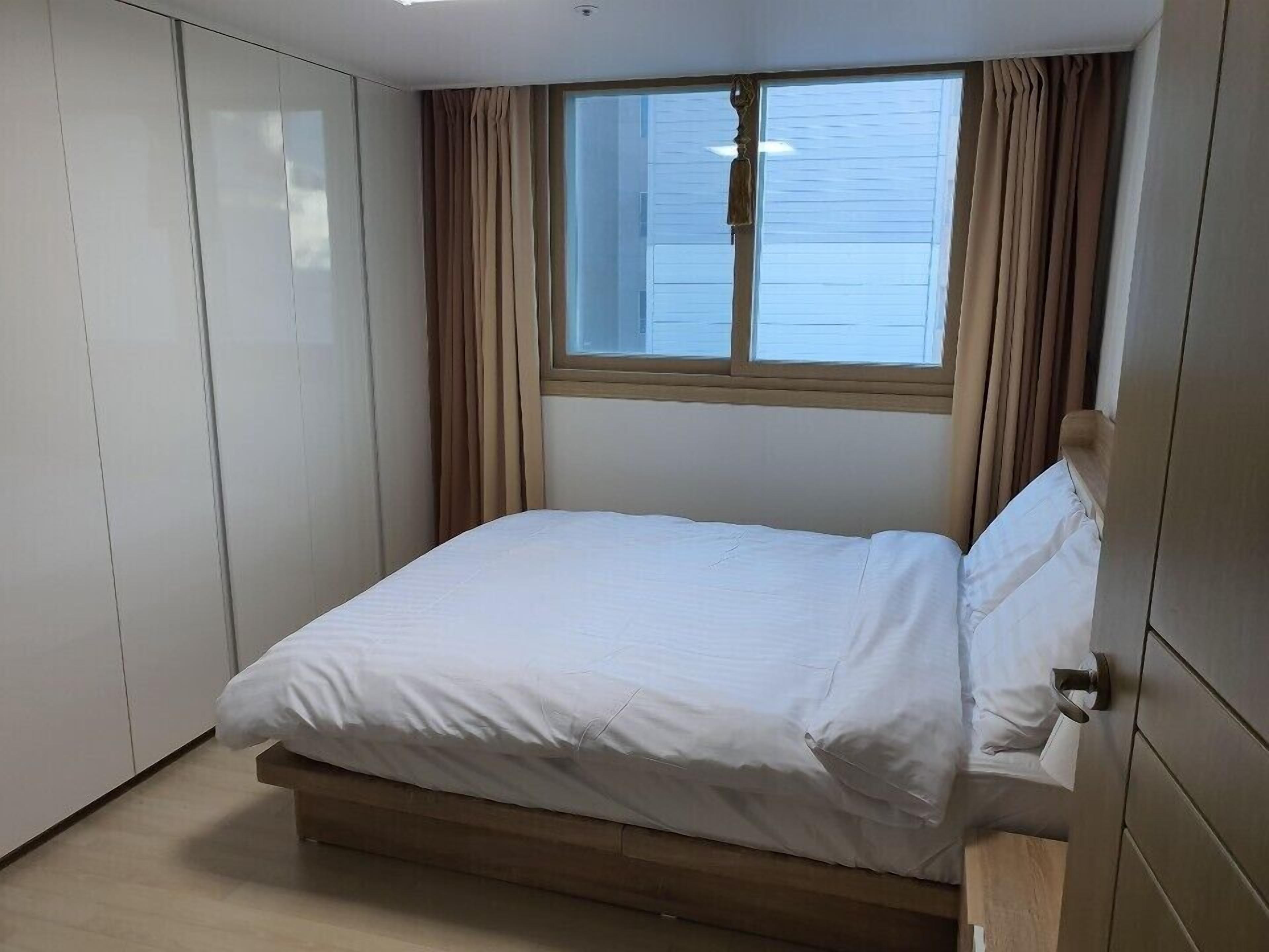 family apartment, city view | 3 bedrooms, blackout curtains, iron/ironing board, free wifi