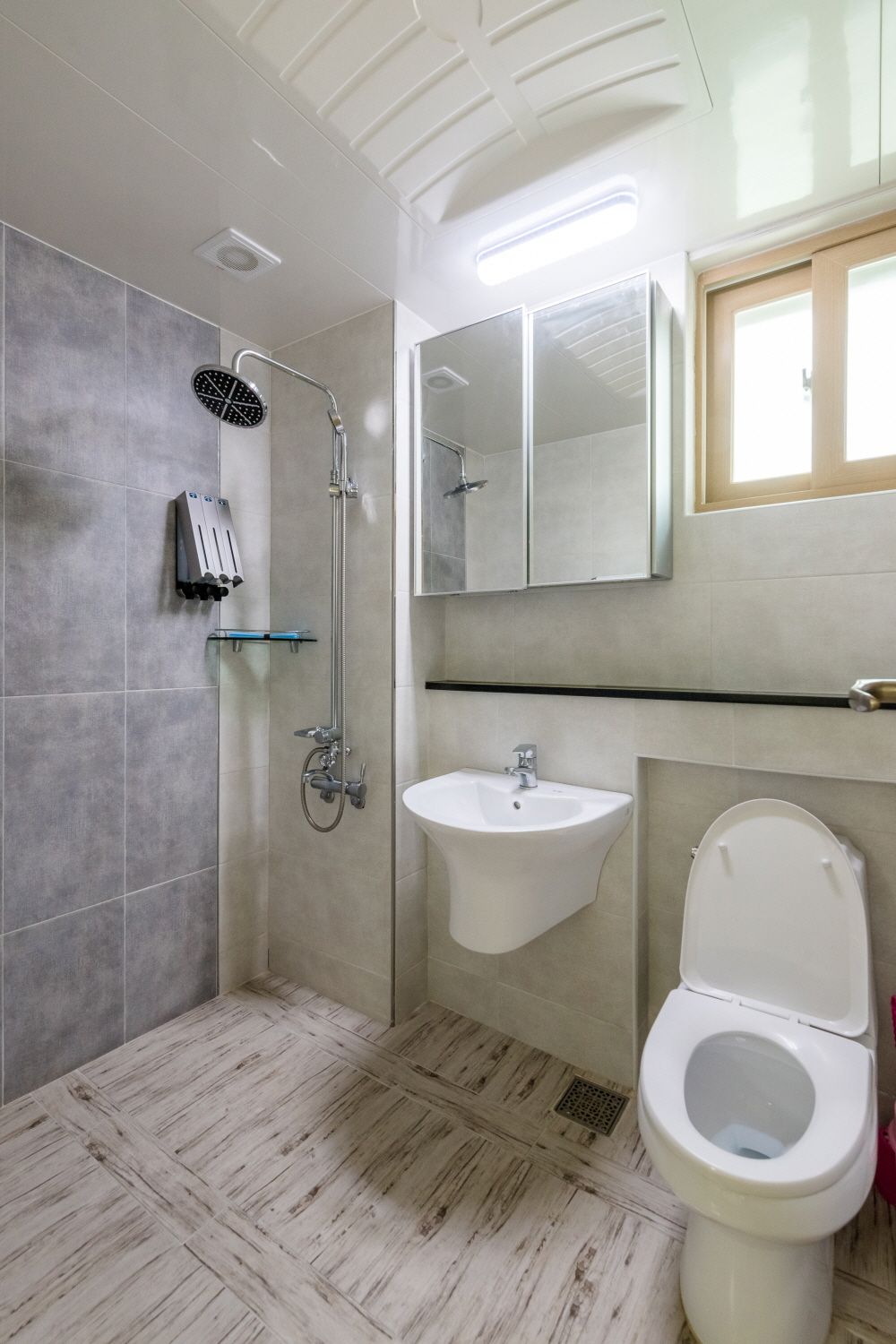 Une salle de bain moderne équipée d’une douche, d’un lavabo et de toilettes.
