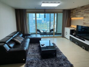 Apartament familiar, vistes a la ciutat | Sala d'estar | Televisor LCD de 48 polzades amb canals per cable i televisor 