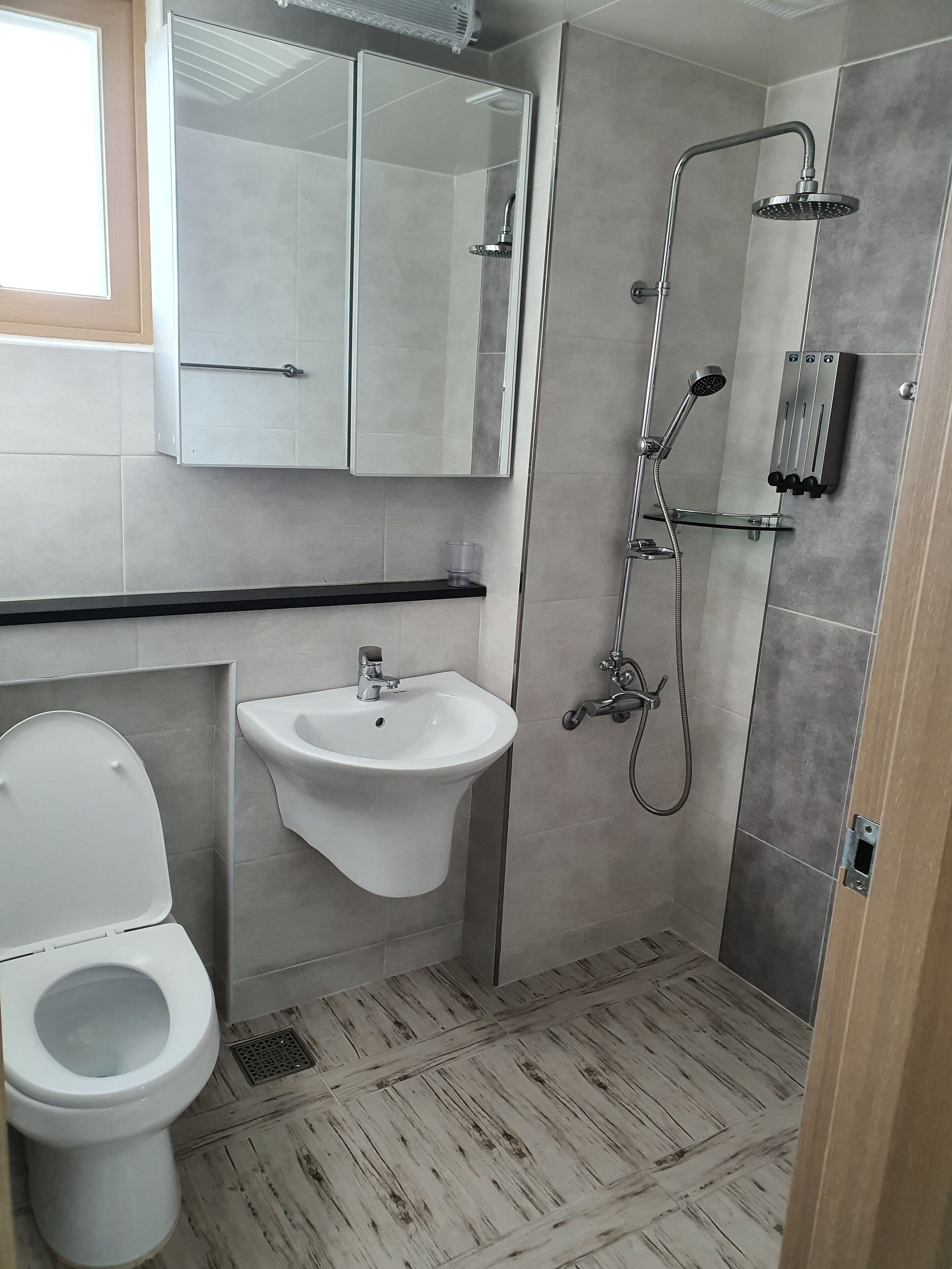 family apartment, city view | bathroom | shower, free toiletries, hair dryer, slippers