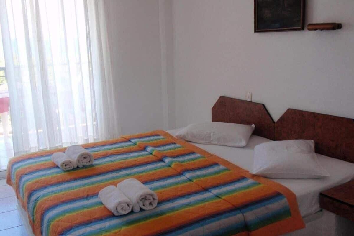 Tabla de planchar con plancha, wifi gratis y ropa de cama