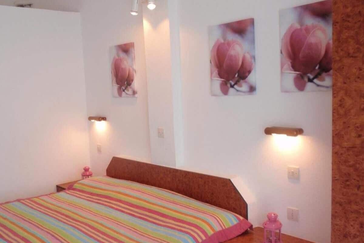 Tabla de planchar con plancha, wifi gratis y ropa de cama