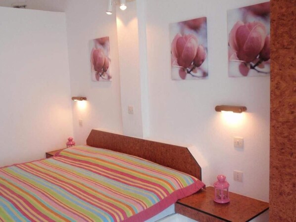 Iron/ironing board, free WiFi, bed sheets