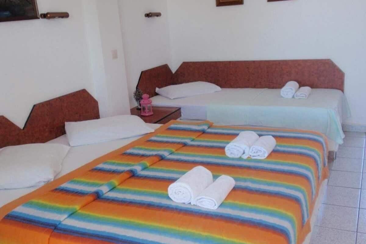 Tabla de planchar con plancha, wifi gratis y ropa de cama