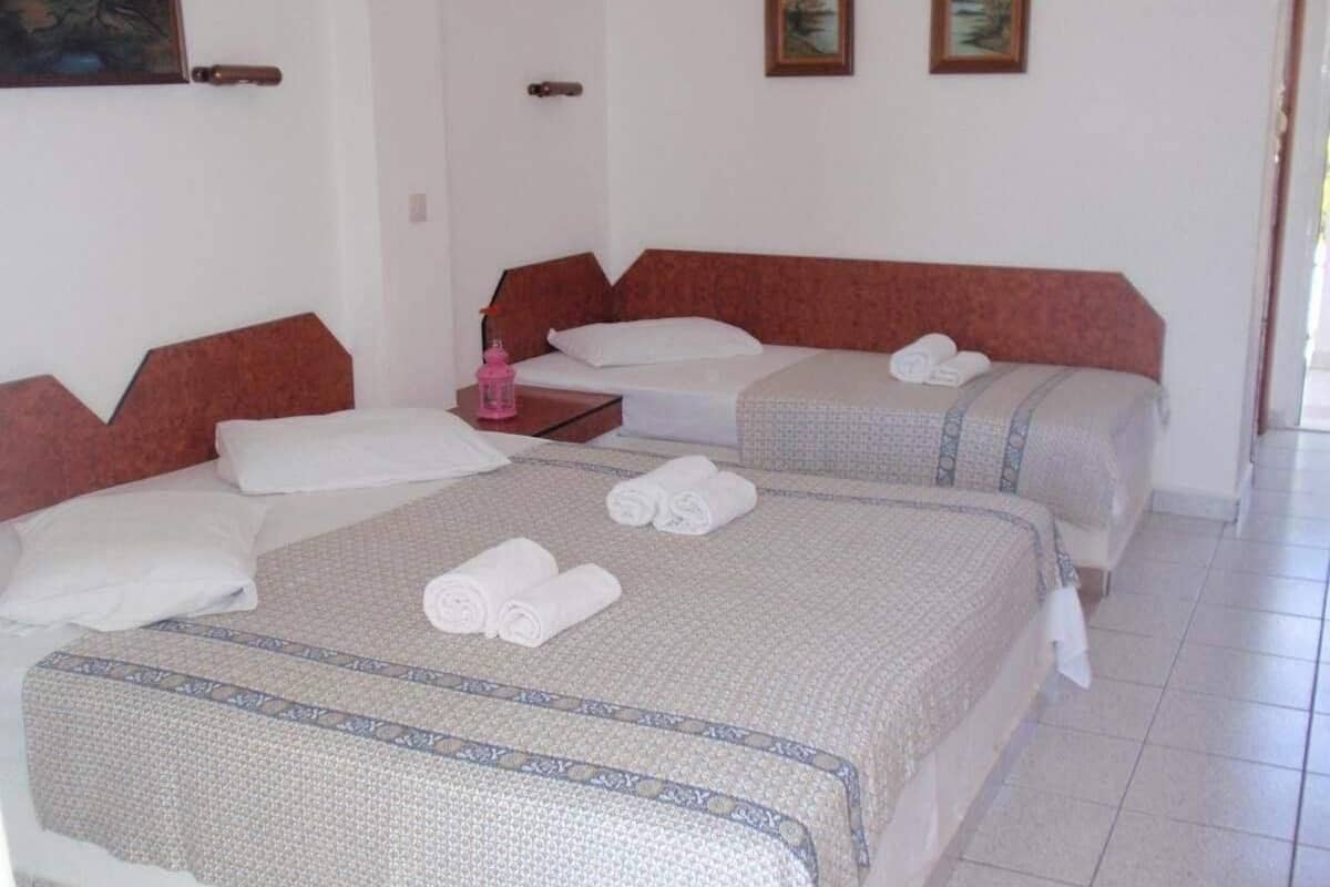 Tabla de planchar con plancha, wifi gratis y ropa de cama