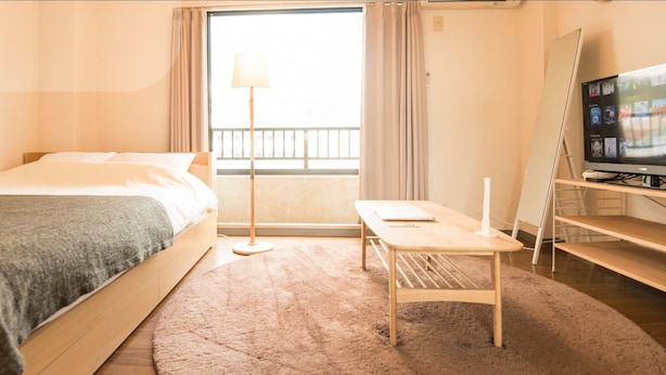 A hotel room with a bed, a desk, a TV, and a view of the outside. - SAKIZO VILLA Kyoto Jingu-michi Sanjo 304 (Kyoto)