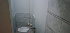 Standard Double Room | Bathroom - Hotel O Pondok Orange Family (Makassar)
