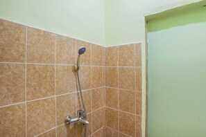 Kamar Double Ekonomi | Kamar mandi | Shower dan handuk