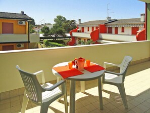 Outdoor dining - Lovely apartment for 4 people with pool, A/C, TV, terrace and pets allowed (Bibione)