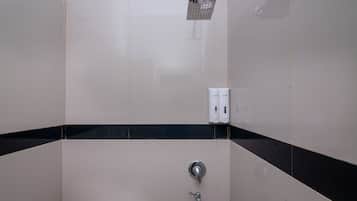 Habitación estándar doble | Baño | Ducha y toallas