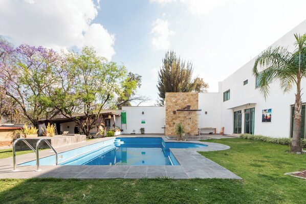 สระว่ายน้ำกลางแจ้ง