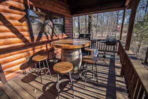 Outdoor dining - Bella Lodge- Broken Bow/Hochatown- 3bd (Broken Bow)