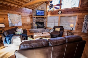 Flat-screen TV, fireplace, table football - Bella Lodge- Broken Bow/Hochatown- 3bd (Broken Bow)