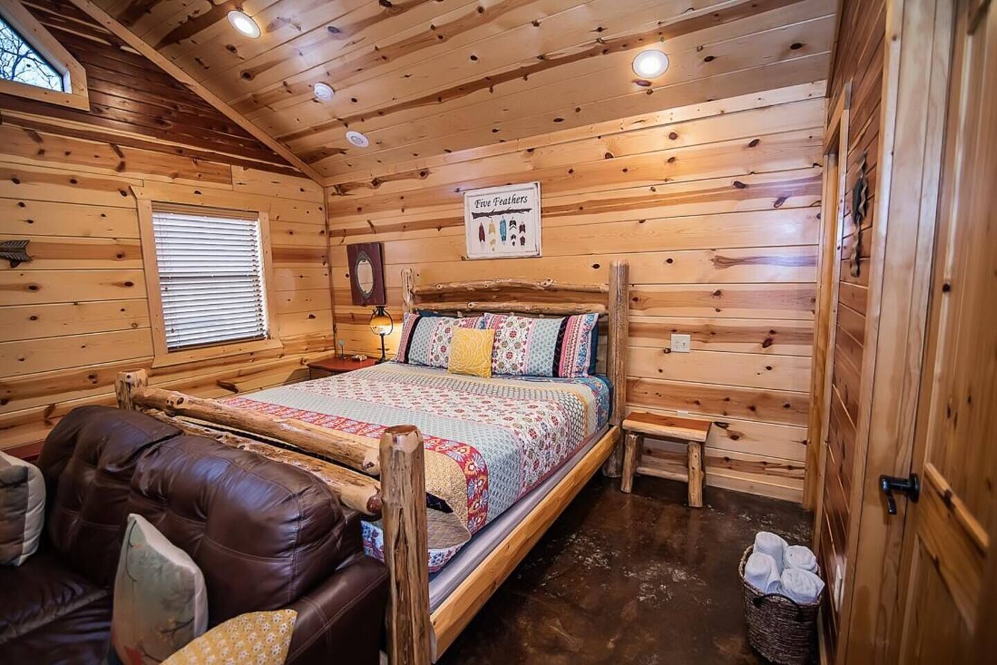 办公桌、免费 WiFi、床单