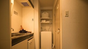 Kamar Double Standar (404) | Dapur kecil pribadi | Lemari es, microwave, kompor, dan ketel listrik