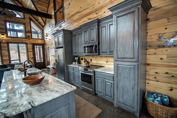 Ofen, Herdplatte, Geschirrspüler, Wasserkocher mit Kaffee-/Teezubehör