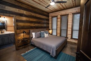 Skrivebord, strykejern/-brett, wi-fi (inkludert) og sengetøy