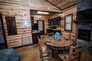 Dining - Easy Livin'- Broken Bow/Hochatown- 1bd (Broken Bow)