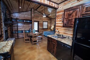 1 bedroom, free WiFi, bed sheets - Easy Livin'- Broken Bow/Hochatown- 1bd (Broken Bow)