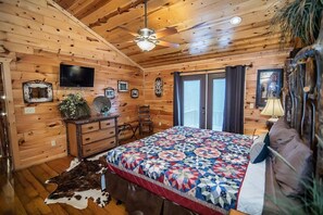 Desk, free WiFi, bed sheets - Hickory Hideaway- Broken Bow/Hochatown- 3bd (Broken Bow)