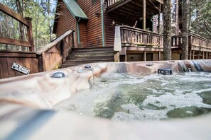 Outdoor spa tub - Hickory Hideaway- Broken Bow/Hochatown- 3bd (Broken Bow)