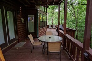 Outdoor dining - Hickory Hideaway- Broken Bow/Hochatown- 3bd (Broken Bow)