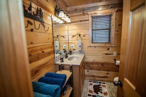 Hair dryer, towels - Hickory Hideaway- Broken Bow/Hochatown- 3bd (Broken Bow)