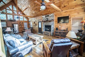 TV, fireplace - Hickory Hideaway- Broken Bow/Hochatown- 3bd (Broken Bow)