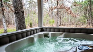 A hot tub in a forested area with a view of trees and a wooden deck. - Moonshine River Retreat- Broken Bow/Hochatown- 2bd (Broken Bow)