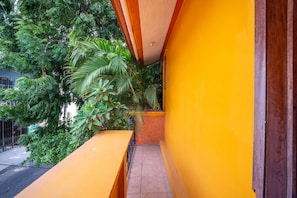 Quarto standard, 2 camas Queen | Ferros/tábuas de passar roupa, Wi-Fi de cortesia, roupa de cama
