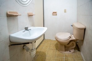 Quarto triplo standard | Banheiro | Chuveiro, toalhas de banho, sabonete