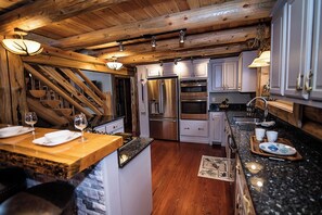 Ofen, Herdplatte, Geschirrspüler, Wasserkocher mit Kaffee-/Teezubehör