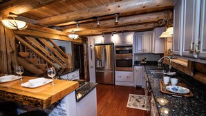 A kitchen with wooden beams, stainless steel appliances, and a granite countertop. - R-N-R- Broken Bow/Hochatown- 2bd - Sleeps 8 (Broken Bow)