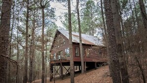A rustic cabin elevated on stilts in a forest. - Seven Eagles- Broken Bow/Hochatown- 2bd (Broken Bow)