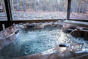 Outdoor spa tub - Y Knot- Broken Bow/Hochatown- 2bd - (Broken Bow)
